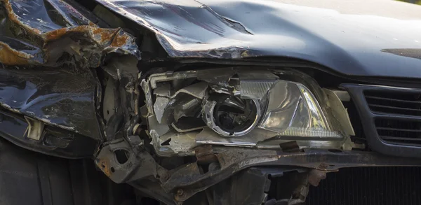 Rozbité přední správné auto světlometů dostal při nehodě — Stock fotografie