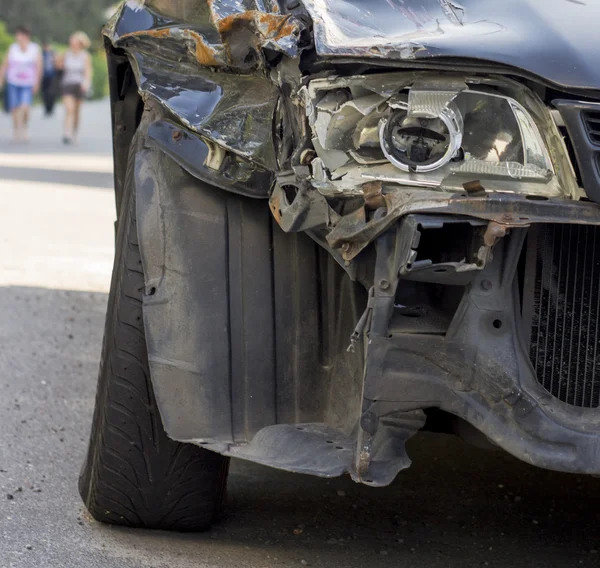 Faro delantero derecho roto del coche consiguió en un accidente — Foto de Stock