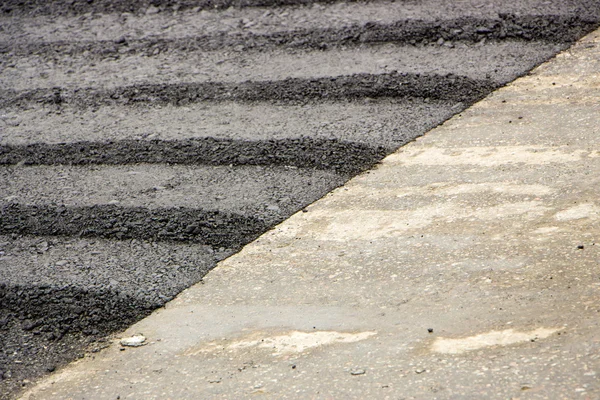 Pavimentação de asfalto de alcatrão preto recém-colocado close-up — Fotografia de Stock