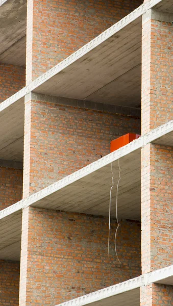 Construction d'un bâtiment de plusieurs étages avec murs de briques — Photo