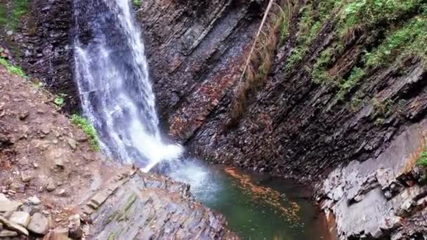 Cachoeira Zhenetskyi Gancho no rio Zhenets — Vídeo de Stock