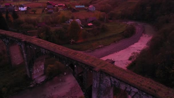 Vista superior del puente del viaducto al atardecer — Vídeo de stock