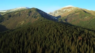 Ukrayna Karpatları, sonbahar manzarası, panoramik insansız hava aracı manzarası.