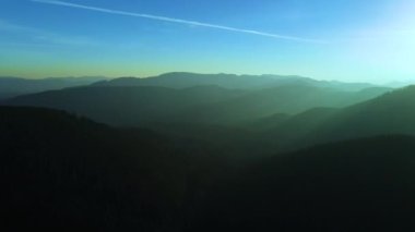 Ukrayna Karpatları, sonbahar manzarası, panoramik insansız hava aracı manzarası.