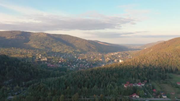 De stad Yaremche. Bergnederzetting in de Oekraïense Karpaten, luchtfoto. — Stockvideo