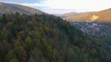 Yaremche şehri. Ukrayna Karpatları 'ndaki dağ yerleşkesi, hava manzarası.