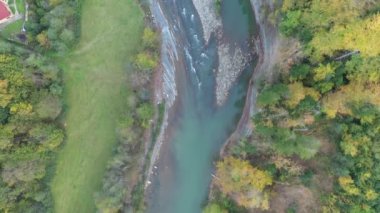 Dağ nehri ve sonbahar, kozalaklı yaprak döken orman, üst manzara..