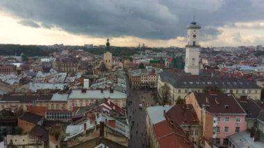 Market Meydanı 'nın insansız hava aracı görüntüsü, Lviv. Tarihi şehir merkezi..