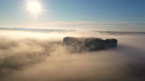 Edifícios altos sobre a visão do drone de nevoeiro da manhã — Vídeo de Stock