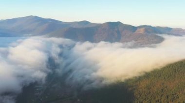 Dağların eteklerindeki sis sonbahar kozalaklı ormanlarla kaplıydı.