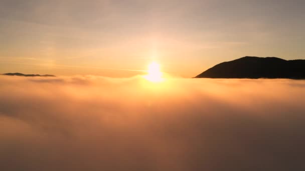 Sonnenaufgang über niedrigen Wolken. Wunderbare Morgenlandschaft. — Stockvideo