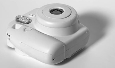 Eski beyaz plastik kamera, 80 'li yaşlarda beyaz arka planda..