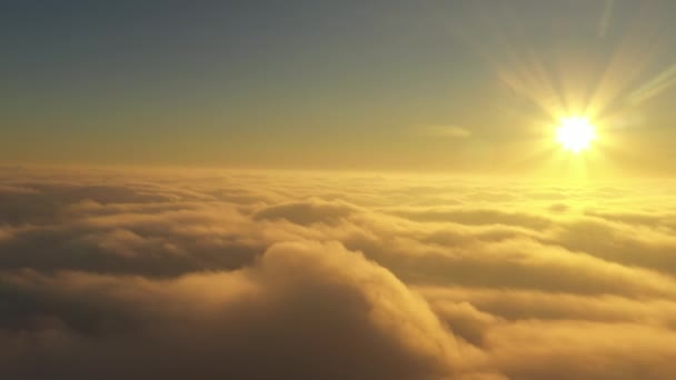 Lever du soleil sur les nuages bas. Merveilleux paysage matinal. — Video