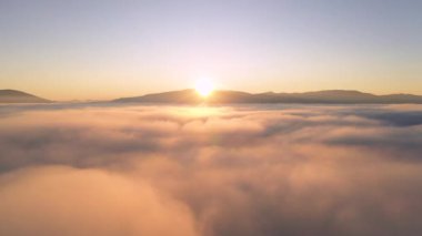 Alçak bulutların üzerinde gün doğumu. Harika sabah manzarası.