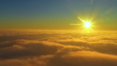 Alçak bulutların üzerinde gün doğumu. Harika sabah manzarası.