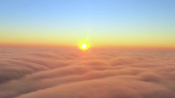 Salida del sol sobre nubes bajas. Maravilloso paisaje matinal. — Vídeos de Stock