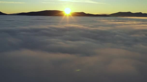Sonnenaufgang über niedrigen Wolken. Wunderbare Morgenlandschaft. — Stockvideo