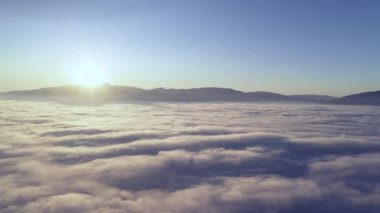 Alçak bulutların üzerinde gün doğumu. Harika sabah manzarası.