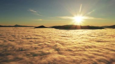 Şafakta bulutların üzerinde uçarken sise daldırıldık..