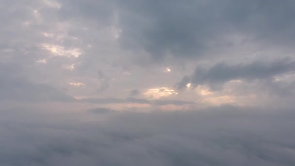 낮은 구름 위로 해가 뜬다. 멋진 아침 풍경. — 비디오