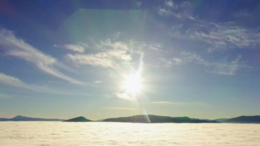 Şafakta bulutların üzerinde uçarken sise daldırıldık..