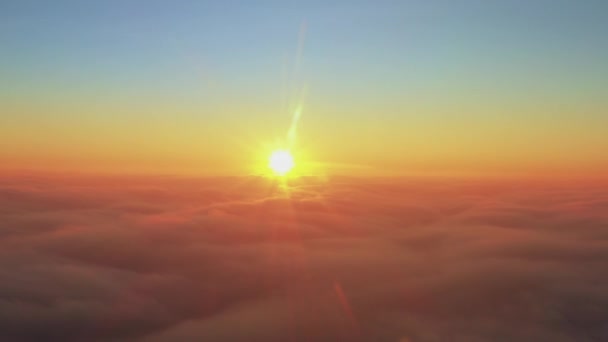 Πτήση πάνω από τα σύννεφα την αυγή με τη βύθιση στην ομίχλη. — Αρχείο Βίντεο