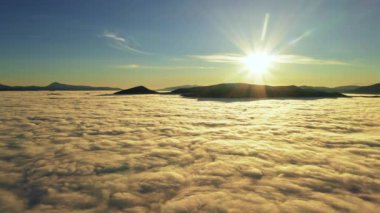 Sarı mavi turuncu sabah gökyüzü gün doğumu. Panorama.