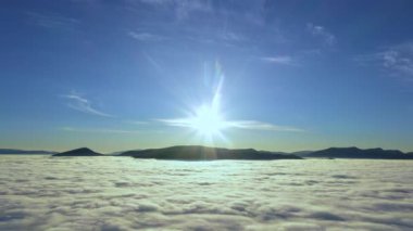 Alçak bulutların üzerinde gün doğumu. Harika sabah manzarası.