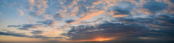 朝の青空のパノラマ オレンジと赤の太陽の光に照らされ カラフルな夜明け — ストック写真
