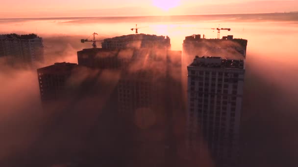 Onafgewerkte hoogbouw in de mist bij dageraad. — Stockvideo