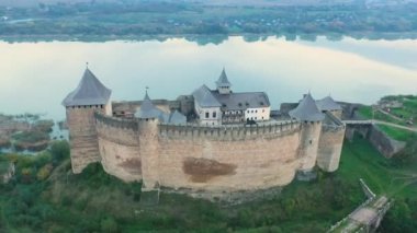 Hotn kasabasındaki eski taş kale. Hava görünümü.