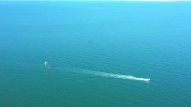 Tekneyle paraşüt, denizde aktif eğlence..