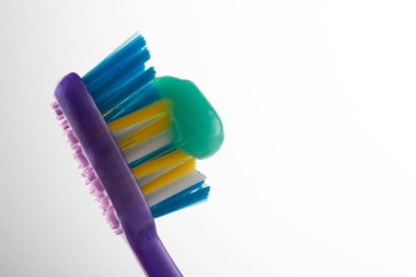 Beyaz arkaplanda diş fırçasında diş macunu.