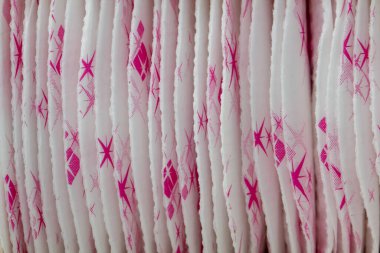 Hijyenik günlük ultra ince iç çamaşırları beyaz arka planda.