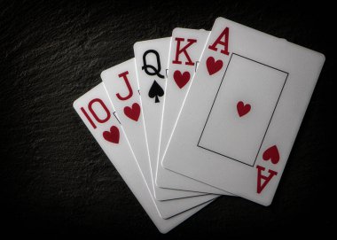 Poker eli. Siyah arkaplanda eksik Royal Flash.