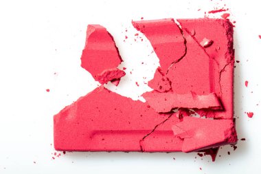 Beyaz arka planda kırmızı kozmetik tozu