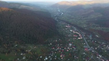 Sisteki bir dağ köyünün havadan görünüşü