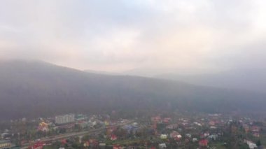 Sisteki bir dağ köyünün havadan görünüşü