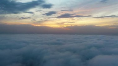 Şafakta bulutların üzerinde uçarken sise daldırıldık..