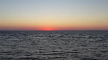 Gün batımında açık bulutsuz gökyüzü.