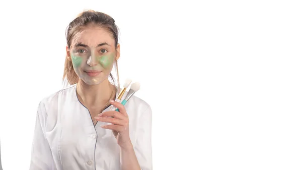 Kvinnan applicerar en kosmetisk mask på ansiktet. — Stockfoto