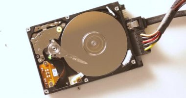 Sabit disk yöneticisi veriyi okur, üst görünüm.