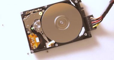 Sabit disk yöneticisi veriyi okur, üst görünüm.