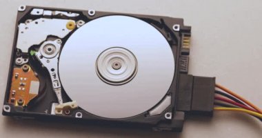 Sabit disk yöneticisi veriyi okur, üst görünüm.