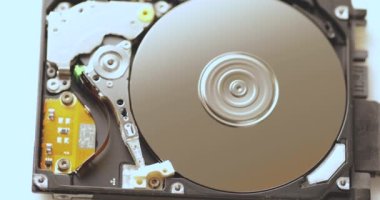 Sabit disk yöneticisi veriyi okur, üst görünüm.