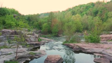 Buki köyünün taştan kanyonunda nehir.