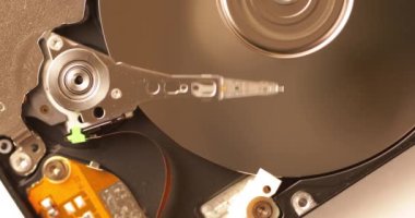 Sabit disk yöneticisi veriyi okur, üst görünüm.
