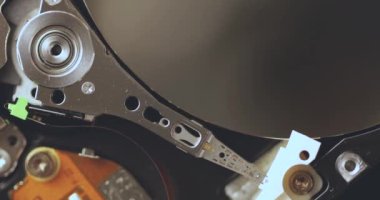 Sabit disk yöneticisi veriyi okur, üst görünüm.