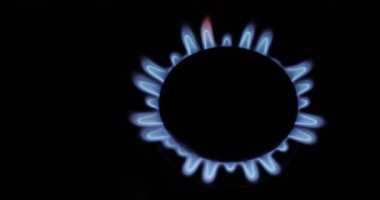 Mavi gaz alevi, siyah arka planda gaz konforu.