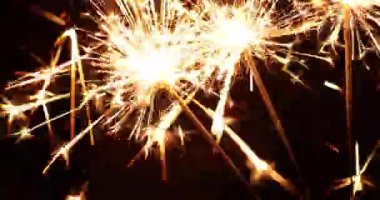 Siyah arka planda yanan üç kıvılcım.